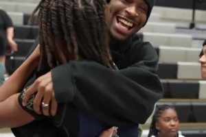 亦师亦友！SGA此前和保罗一起看CP4打球！小伙传球有老爸的影子！